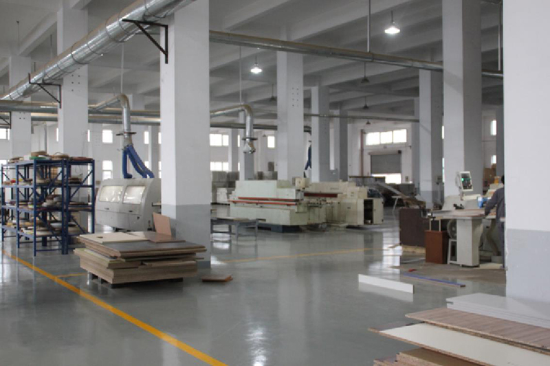 上海辦公家具廠卓越的現(xiàn)代化管理制度，認(rèn)真負(fù)責(zé)的福冠辦公家具全體員工，規(guī)范化流水作業(yè)，保障您的產(chǎn)品質(zhì)量。